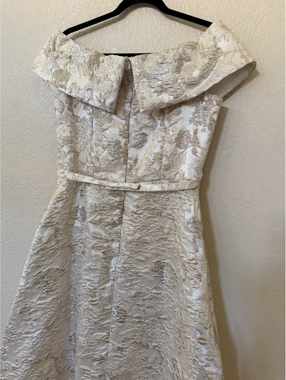 New Xscape Metallic Floral Brocade Off Shoulder Gown In Champagne Sz 8 $225 - Picture 7 of 10